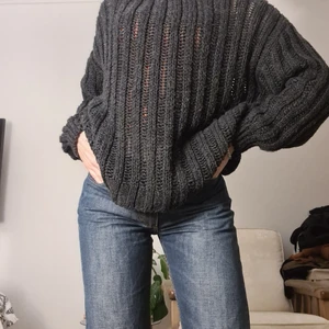 Mörkgrå virkad tröja - Glest virkad så behövs ett linne under, har ett orangeat här vilket syns igenom. Nyskick. 