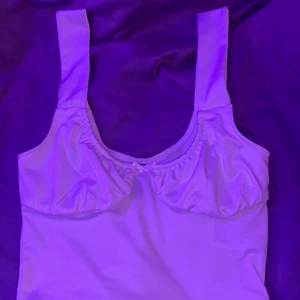 En vit topp. - Köpte den på fel storlek och använder inte den så vill blir av med den :). 