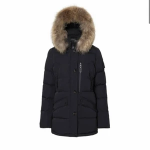 Hollies Jacka  - Jag säljer min Hollies jacka som har används en vinter! Den är i ny skick & är jätte fin. Jackan har en äkta päls och är i storlek 38.  Ord pris : 4700  Säljer : 3700 Pris kan diskuteras vid snabb affär