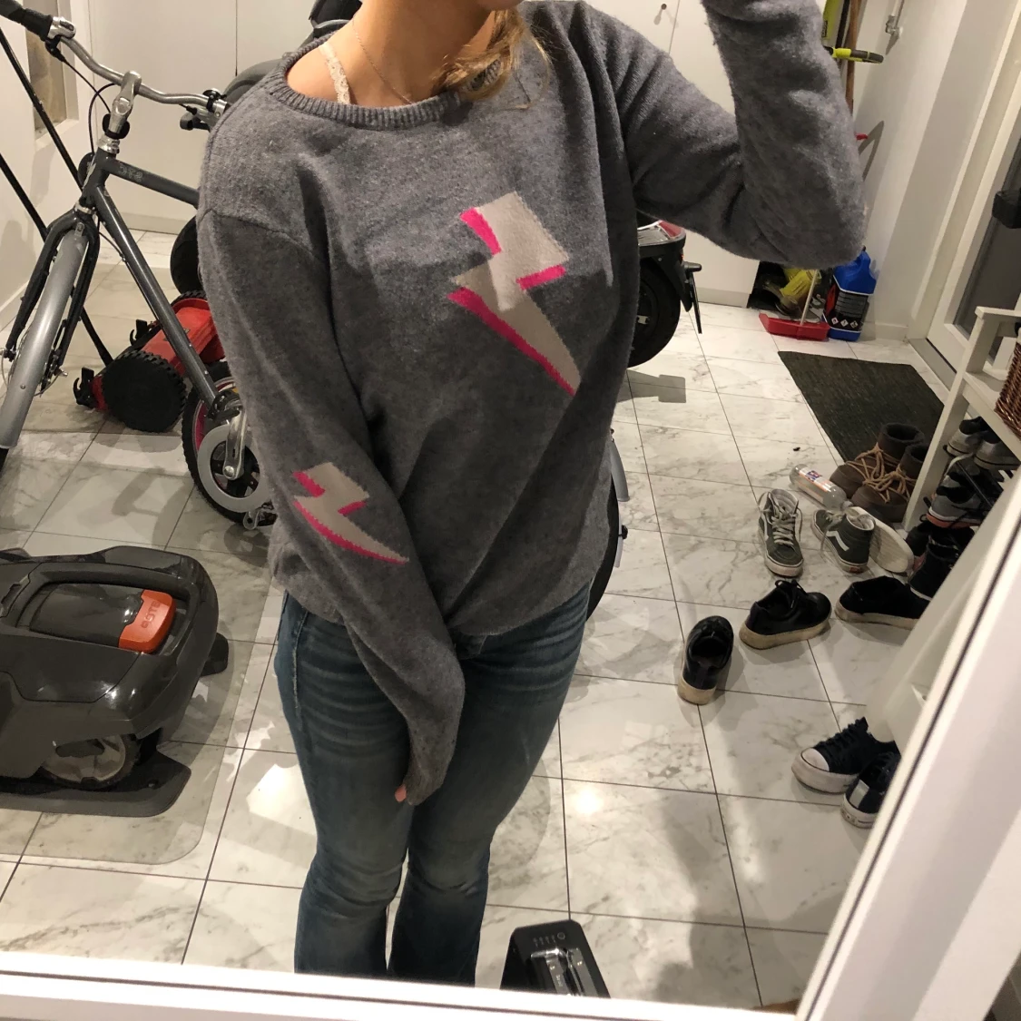 Stickad tröja med blixt 