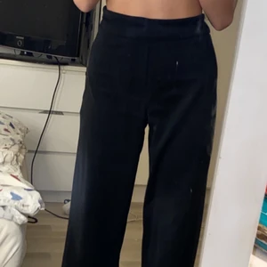 Svarta kostymbyxor  - Svarta kostymbyxor ifrån bikbok använt ett fåtal gånger å är i ett väldigt bra skick köpt för 300kr