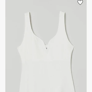 Vit ribbat linne från H&M strl M  - Jätte fint ribbat linne köpt från H&M strl M. Tyvärr var linnet för stort för mig, därför är lappen kvar! För bild på kom privat! Köpare står för frakt!❤️