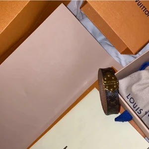 Louis Vuitton armband  - BUDGIVNING IGÅNG! Lägger ut igen pga oseriösa köpare… köpte för 2 år sedan men har använt max 5 gånger. Säljer för att det inte kommer till användning. Högsta bud just nu 1700kr. Budgivningen slutar på fredag 7/1 kl 12.00