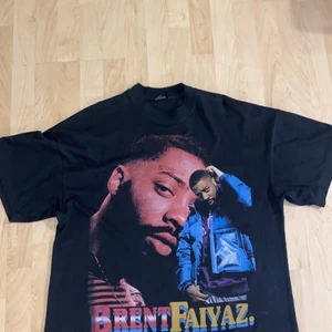 Rapper tee - T-shirt ifrån EFFN i utmärkt skick, montage av rapparen Brent Faiyaz. Storleken är S men oversize fit. 
