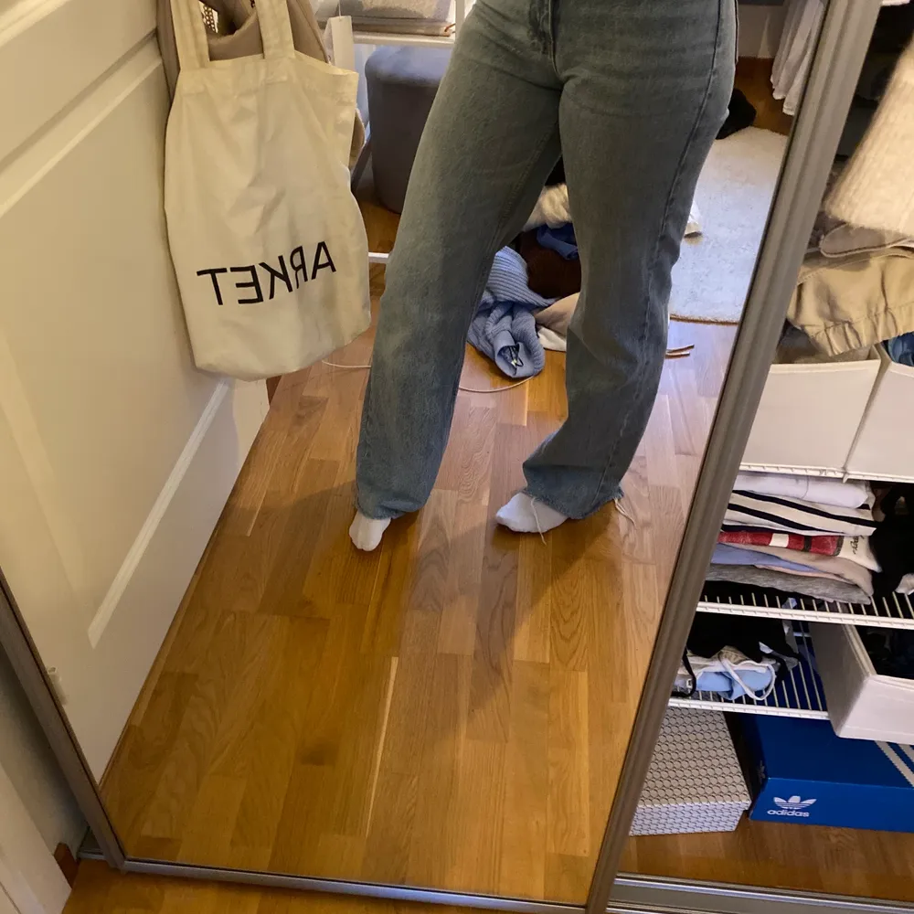 Säljer zara jeans med hög midja och långa ben. Mycket fint skick men lite trådar som har gått upp vid knäppet (se andra bild) använda ett par ggr🤍. Jeans & Byxor.