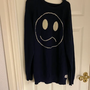 Tröja  - Mörk blå stickad tröja med tryck, lite knopprig anars fint skick 