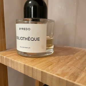 Byredo Bibliothéque - 100 ml, ca 45% kvar (se bild). Öppnad i ca 8 månader💕