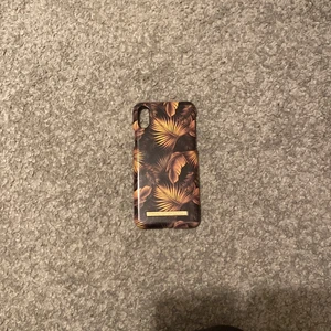 iPhone xs skal  - iPhone skal från ideal of sweden. iPhone skalet är till en iPhone xs. Skalet har knappt används nåt, 60 kr fri frakt :)
