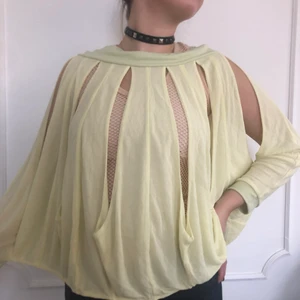 unik tröja j.lindeberg stl 38 - tröja från j.lindeberg *DET FINNS BARA FÅ EXEMPLAR AV DENNA DÅ DET ÄR EN SAMPLE, den såldes aldrig vilket gör den unik* 🖤 inskaffades sent 90-tal/tidigt 2000-tal. storlek 38. 