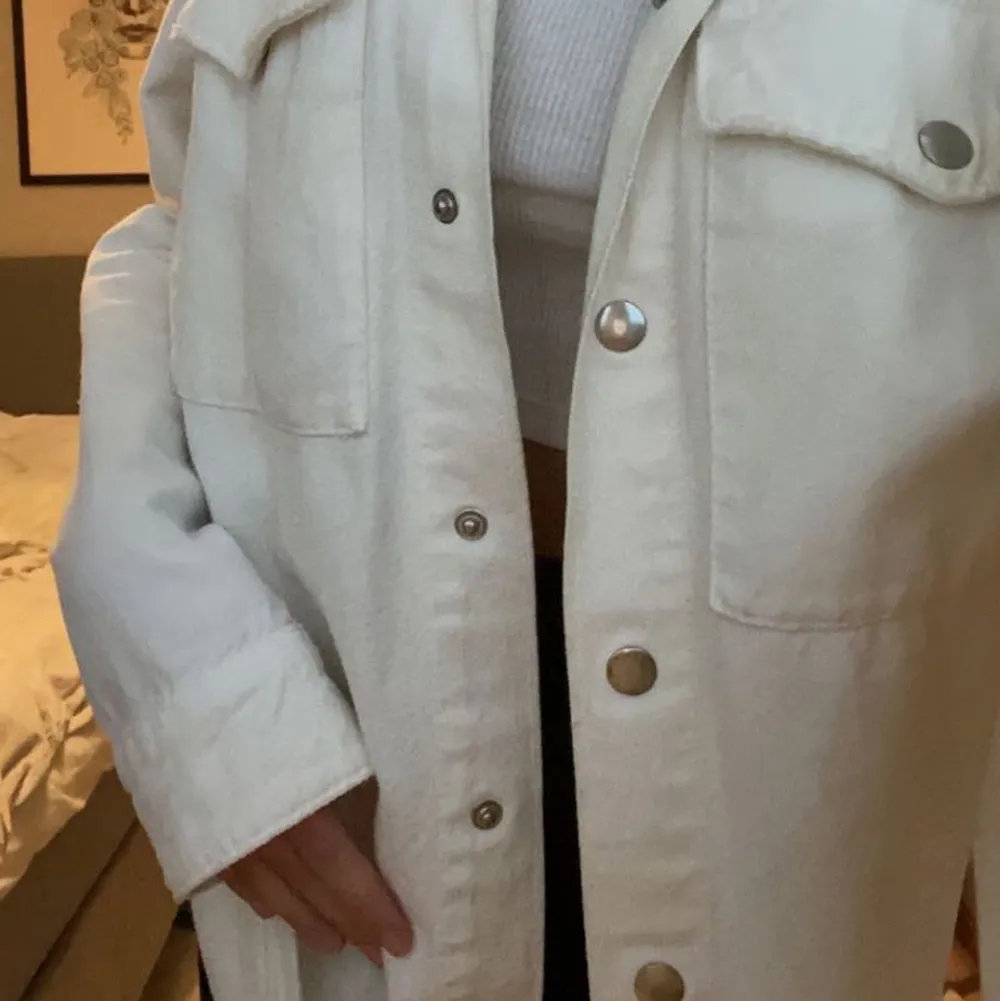 Säljer min fina vita jacka ifrån Zara!                                             Snygg att styla sina kläder med.                                                Är i storlek XS men stor i storleken så skulle säga M      Frakten ingår inte💕. Jackor.