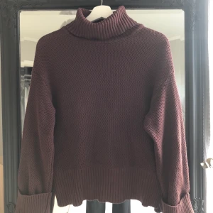 Stickad tröja  - Superfin brun stickad tröja från nakd💗 Har inte kommit till användning, använd någon gång. Köparen står för frakt 📦