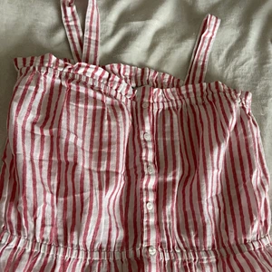 Linne - Säljer detta randiga linne då de aldrig används pga inte min stil:/ super söta färger och fin passform! Skriv gärna om du undrar något💗