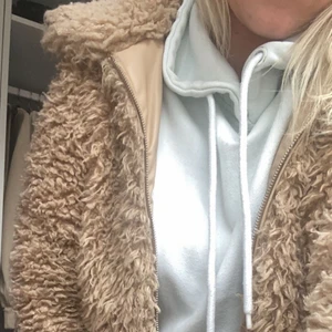 Gosig jacka - Mysig jacka i fakepläs från Gina, inte använd mpnga gånger