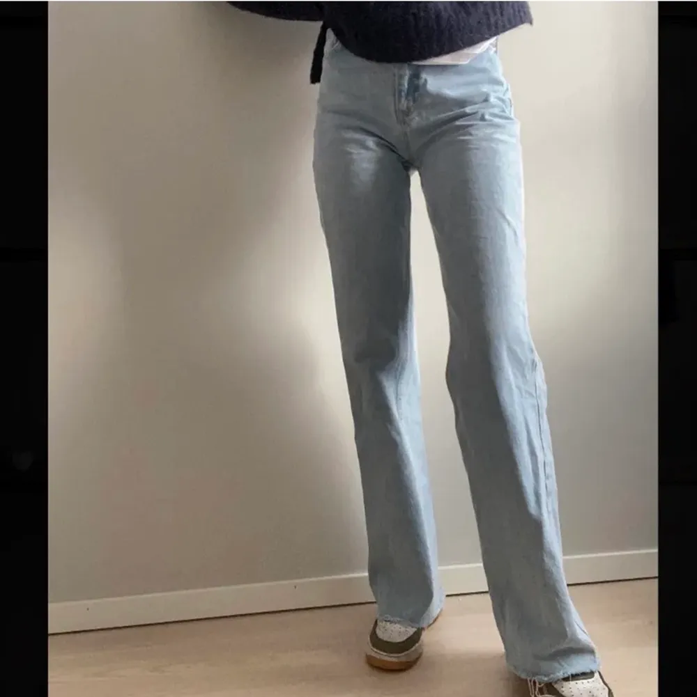 Snygga jeans från zara i modellen wide leg full length. Köpta i somras och nästan aldrig använda så i superbra skick. Storlek 34! Fraktar endast! Priset kan diskuteras. 😆. Jeans & Byxor.