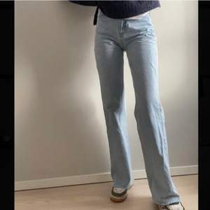 Snygga jeans från zara i modellen wide leg full length. Köpta i somras och nästan aldrig använda så i superbra skick. Storlek 34! Fraktar endast! Priset kan diskuteras. 😆