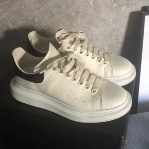 Alexander mcqueen - Fina mcqueens i storlek 41 passar 42,5, tvättas innan säljning! Skit snygga skor