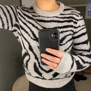 Stickad tröja  - En grå svart stickad tröja i storlek XS. Den är använd ca 2 ggr och är i ett bra skick💞💞