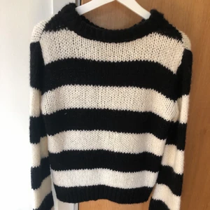 Stickad tröja - Stickad tröja i storlek S. HÖGST BUD:250+frakt