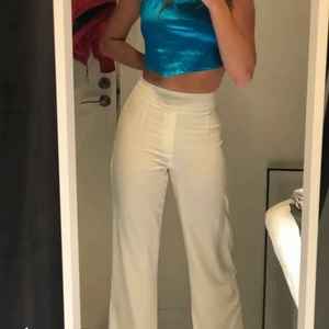 Bikbok byxor vita  - Helt nya byxor från Bikbok. Storlek 38. Aldrig använda för passade tyvärr inte mig. Vill få dom sålda så fort som möjligt då jag åker utomlands snart. Köparen står för frakten på 48kr💗