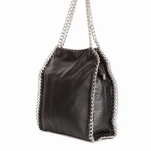 Väska - Säljer nu min tiamo väska. Köpt för 550kr på scorett. Säljer på grund av att den inte längre kommer till användning🥰 nyskick. 200kr + frakt. Budgivning i kommentarerna!! Den som budar högst får köpa väskan