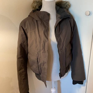 BRUN VINTERJACKA - Tjock och varm vinterjacka från Everest. Lite sliten vid båda muddarna det bild 2. Kan finnas andra små deffekter som en sömn som håller på att gå upp frågar för fler bilder!!❤️ jackan passar mig med strl 36 också!