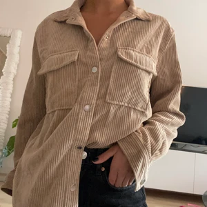 Skjorta gina tricot  - En beige skjorta i Manchester från Gina Tricot. Strl s