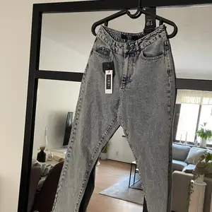 Prislappen är kvar, storlek 26/32, skicka om du har frågor! Blå stentvättade jeans som är skit snygga och lite mom jeans feeling, får dock inte på mig dom 🙈 kostade 500 så 400kr billigare om det inte är fler som är intresserade 