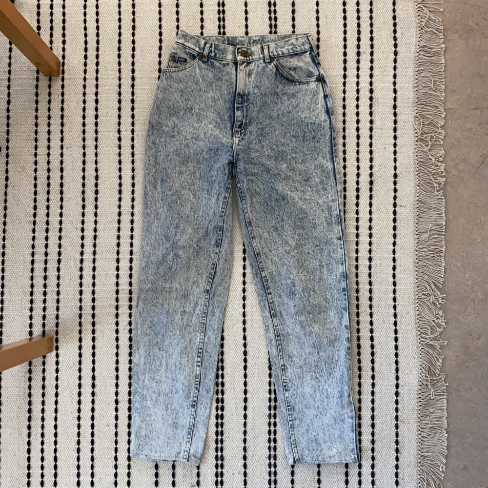 Baggy stentvättade jeans i ljusblått från Lee! Står ingen storlek, men skulle satsa på att de är i storlek 28.. Jeans & Byxor.