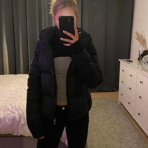 Colmar dunjacka - Säljer min älskade dunjacka från colmar, köpte den 2019 från Nelly.com för ungefär 5000kr säljer den för 2600kr💞💞 inga slitningar och inget trasigt. Storlek 36, bara skriva till mig om det är nåra funderingar, kan mötas upp💞