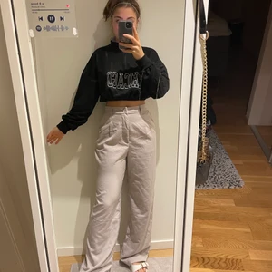 Byxor Strl 38/M - Super snygga kostym aktiga byxor från H&M DIVIDED. Mindre i midjan och lösa och raka ben, vilket är bra för dom med smal midja och större ben. Passar alla människor i alla olika typer av former. Säljer dom på grund av att dom aldrig kommer till användning. Köparen står för frakten som kostar 66kr och 45 för upphämtning. 