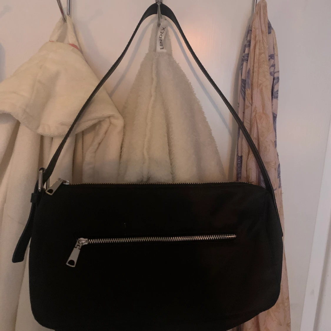 Svart baguette väska