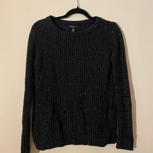 Stickad glittertröja - Stickad glittrig tröja i mörkblått! Knappt använd säljs för att den är för liten