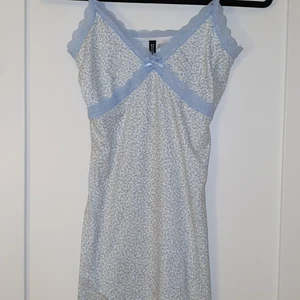 Somrig blommig klänning spets H&M - Säljer denna superfina klänning pga inte min stil. Aldrig använd 🌸