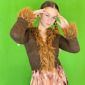 Kofta - Supersöt Afghan penny lane kofta i fint skick för sin ålder! Från H&M x dubster. Barnstorlek 146. Men passar XS / S. Modellen använder vanligtvis storlek S / M och är 169cm. Stretchig material!  Längd 51cm, Ärm längd 54cm och Bystbredd 35cm. Spårbar frakt på 66kr är inräknad i priset. 