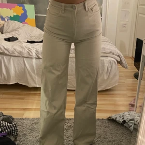 beiga jeans från weekday - jättefina breda beige jeans från weekday i perfekt skick! sitter hur skönt som helst och går att matcha till nästan allt!