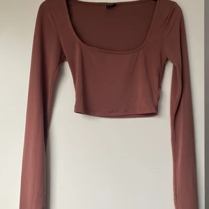 Nude crop top🤍 - Från Ginatricot storlek XS. Jag brukar ha på mig S/M men denna top passa mig. Materialet är stretch och är nude ish färg! 