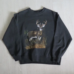 svart graphic sweatshirt - Svart graphic sweatshirt strl M. Passar bra som oversize om man har mindre strl :) 66 kr spårbar frakt.  Skicka meddelande vid frågor/fler bilder!  Notera att små defekter kan finnas då den inte är ny. Större brister nämns tydligt i annonsen/visas på bild. OBS! Bud är bindande!!!!!!!  