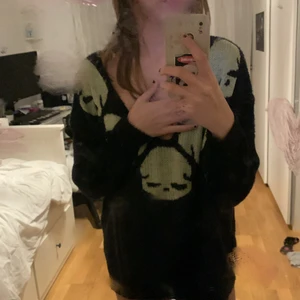 fairy grunge sweater - lite fluffig ”fairy grunge” tröja/sweater! ej använd förutom när jag pröva den! köpte i fel storlek! org pris : 169kr