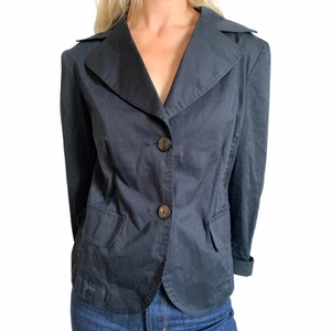 Blazer  - Fin mörkblå blazer, modell är storlek xs och 174cm lång. Skriv om funderingar 🦋