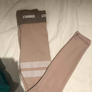 Stronger tights  - Säljer mina stronger träningsbyxor då jag nästan aldrig använt de, köpta här på plick för ungefär ett år sedan. Kan posta och mötas upp men står inte för postens slarv💗