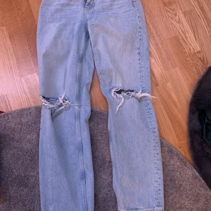 Jeans - Jeans med hål på knäna, för små för mig. Knappt använda