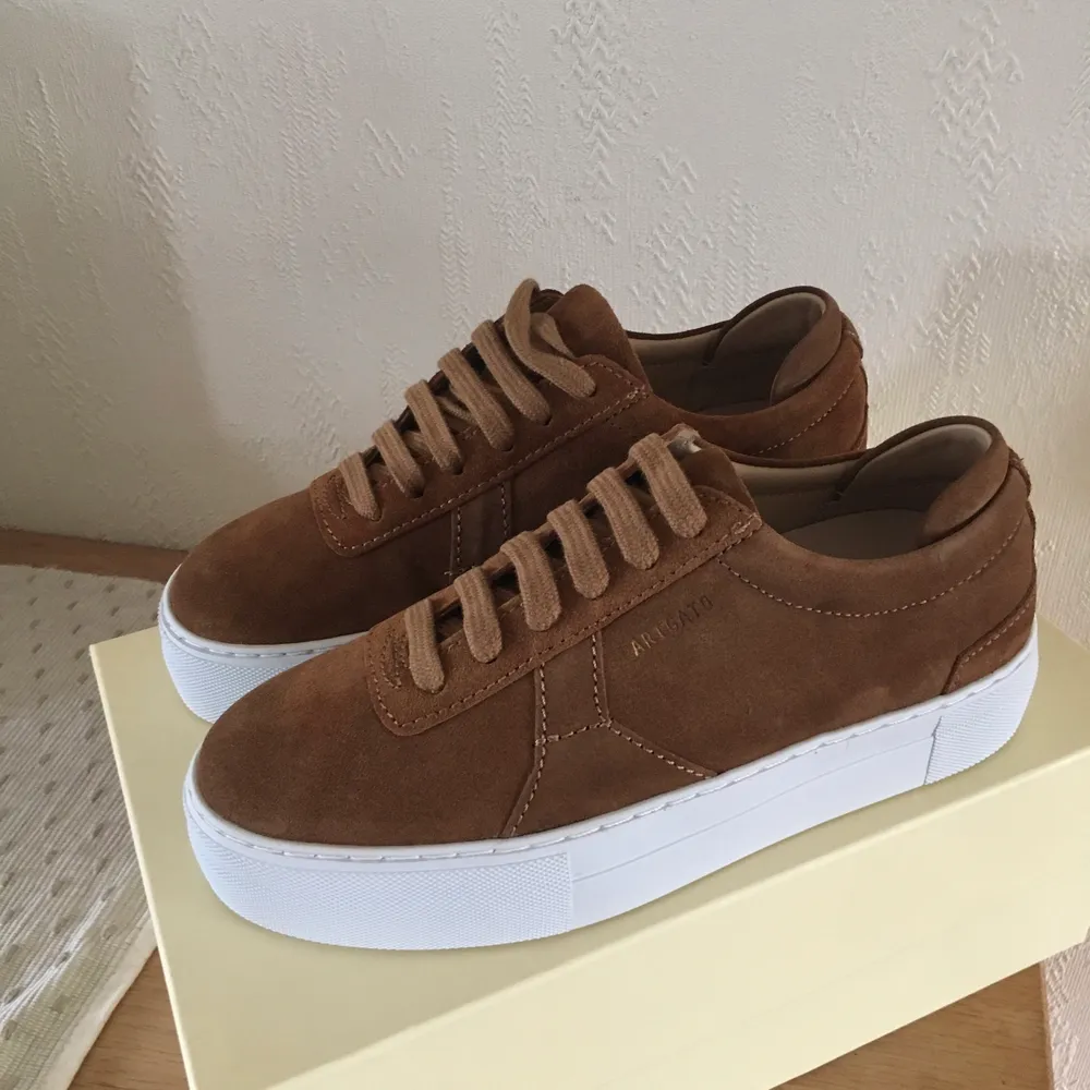 Helt oanvända skor från Axel arigato i stl 35, men passar även som stl 36, modellen är clean 90 suede! Nypris: 2100 kr. Säljs för 800 kr + frakt!. Skor.