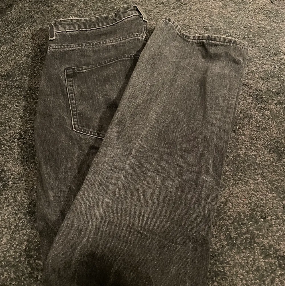 Svart-tvättade jeans från Weekday i modellen Voyage. Jeans & Byxor.