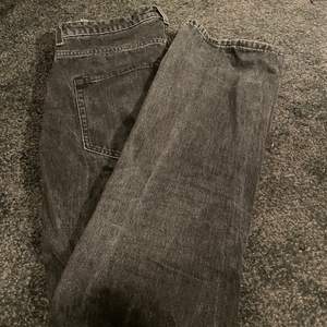Svart-tvättade jeans från Weekday i modellen Voyage