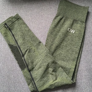 ICIW leggings - Leggings från ICIW. Köpte dessa för 699kr 🌸 supersköna & stretchiga Storlek M men funkar på mig som har S. Enbart använt en gång för att testa dem