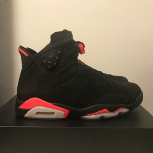 Jordan 6 Infrared Storlek 44 - Air Jordan 6 Infrared 2014 kommer med skokartong. Skick 8/10, använda några gånger. Köpt från Hypestein, Södermalm för 2500kr. Kvitto finns.
