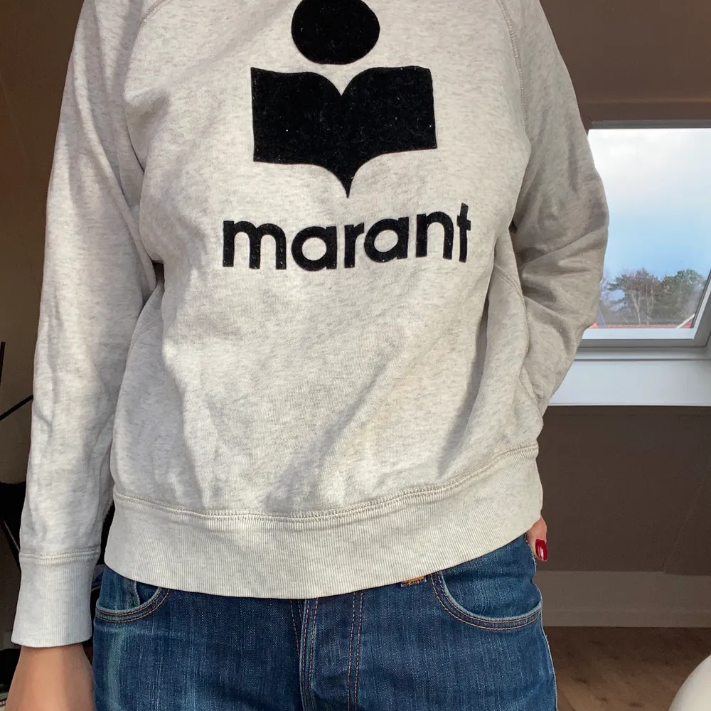 Säljer en Isabel Marant sweatshirt strl S, inte använd så värst mycket då jag har tyckt att den är för kort i armarna. Jag är 174 och brukar ha S/M på tröjor. Ny pris är ca 1500kr. Frakten ingår i priset. . Tröjor & Koftor.