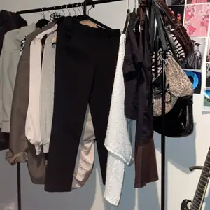 Vanliga svarta kostymbyxor, ett måste i garderoben! ☺️