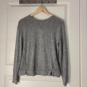 Tunn stickad tröja  - Tröja från bershka storlek S. 30kr + frakt