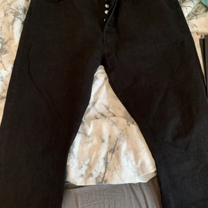 Levis Jeans 501 - Väldigt lite använda, inga märken eller fläckar. Skulle säga att storleken är 31/32. Jag är 163 och dom är inte förlånga eller för korta. Dom är förstora för mig därför jag säljer dom. Hör av er om frågor☺️